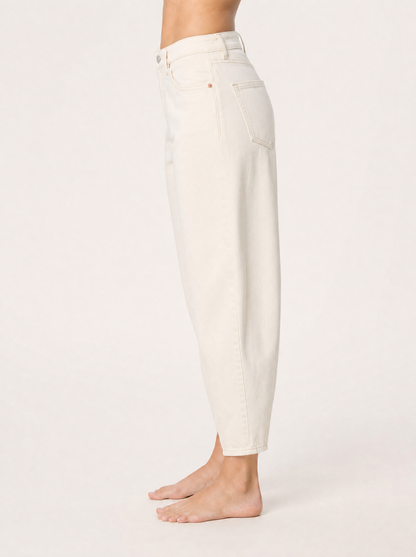 The Barrel Jean in ecru, side view